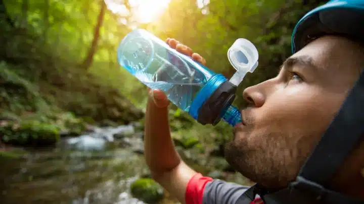 Gourde filtrante Décathlon, Lifestraw, Öko… : la révolution pour boire de l’eau pure partout, même en pleine nature !